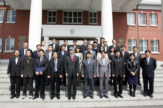 2006학년도 우수강사 시상식에서 수상한 강사들과 이진우 총장의 모습 홍보팀