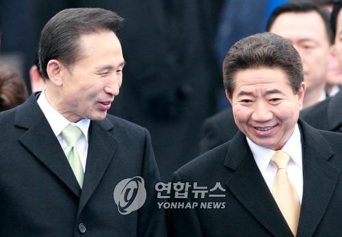 (서울=연합뉴스) 백승렬 기자 = 이명박 대통령이 25일 국회에서 취임식을 마친 뒤 노무현 전 대통령을 배웅하고 있다. srbaek@yna.co.kr 연합뉴스