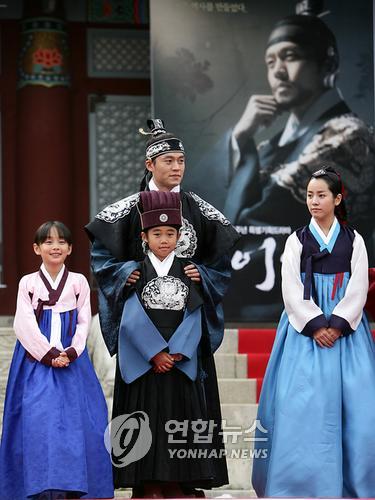 7일 오후 용인문화동산 이산오픈세트에서 열린 MBC 창사 46주년 특별기획 드라마 '이산'(극본 김이영연출 이병훈 김근홍) 제작발표회에서 정조 역을 맡은 이서진(뒷줄)과 성송연 역의 한지민(오른쪽)과 아역들이 인사하고 있다 maum@yna.co.kr