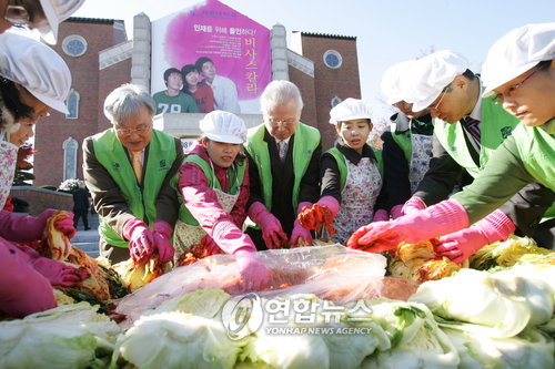 이웃돕기 김장 담그는 계명대 교직원들 (대구=연합뉴스) 이덕기 기자 = 계명대학교 교직원 등으로 구성된 봉사단체 `사단법인 계명 1% 사랑나누기'가 18일 불우이웃들을 위해 배추 6천 포기로 김장을 담그는 행사를 가져 눈길을 모았다. duck@yna.co.kr