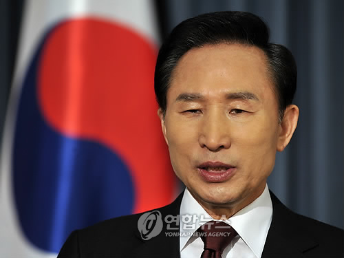 (서울=연합뉴스) 배재만 기자 = 이명박 대통령이 2일 오전 청와대에서 취임후 첫 신년 국정연설을 통해 집권 2년차 국정운영의 방향을 제시하고 있다. 2009.1.2 scoop@yna.co.kr 연합뉴스