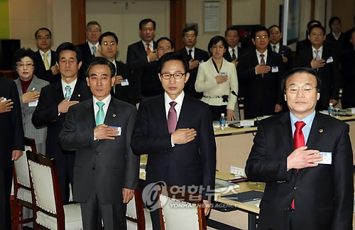 이명박 대통령이 5일 오전 대구시청에서 열린 대구.경북 업무보고에서 국민의례를 하고 있다. 2010.3.5