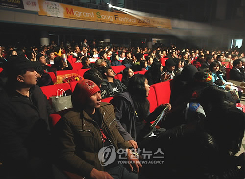 (창원=연합뉴스) 김재홍 기자 = 경남 창원시 늘푸른 전당에서 이주민 가요축제 `마이그런트 송 페스티벌 2009(MIGRANT Song Festival 2009)' 본선이 열리고 있다. 2009.12.13 putbull@yna.co.kr