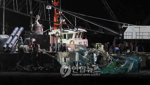 (백령도=연합뉴스) 임헌정 기자= 천안함 함미 인양을 위한 막바지 작업이 한창인 가운데 14일 백령도 함미인양작업 해역에서 해군과 해난구조 업체 요원들이 함미의 그물망이 둘러쳐진 절단면 상태를 살피고 있다. 2010.4.14 kane@yna.co.kr