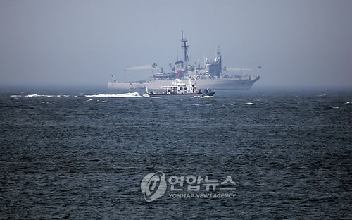 (백령도=연합뉴스) 최재구 기자 = 천안함의 함수와 함미 인양이 끝나 평택 2함대로 옮겨진 가운데 25일 인양작업이 마무리된 인천 옹진군 백령도 연화리 앞바다에서 잔해수색 작업이 계속되고 있다. 2010.4.25 jjaeck9@yna.co.kr jjaeck9@yna.co.kr