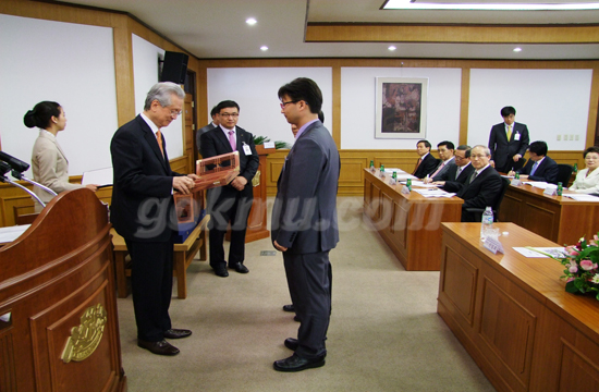 조민호(영남고)교사가 계명참스승상을 수여 받고 있다 김용욱 기자