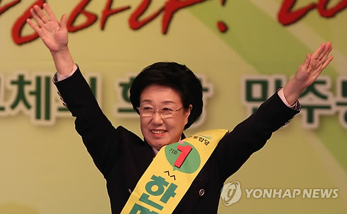 (고양=연합뉴스) 백승렬 기자 = 민주통합당 새 대표에 선출된 한명숙 후보가 15일 오후 경기도 고양시 일산 킨텍스에서 열린 전당대회에서 대표로 확정되자 손을 들어 지지자들에게 답례하고 있다.