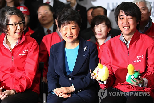 박근혜 중앙선대위원장과 이양희.이준석 비대위원이 11일 저녁 새누리 상황실에서 TV를 통해 새누리당과 민주통합당이 모두 131~147석을 확보했다는 출구조사 결과를 지켜보며 밝은 표정을 짓고 있다.