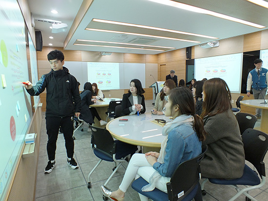 학생들이 스마트강의실에서 유리칠판을 이용해 토론 수업을 하고 있다 박지원 기자